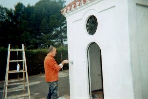 "El minero" arreglando la Ermita de San Isidro